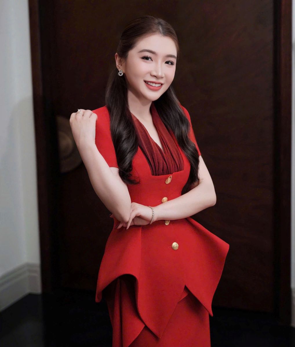 Phu nu hien dai CHRISTINE ho thuy hong phuc 03