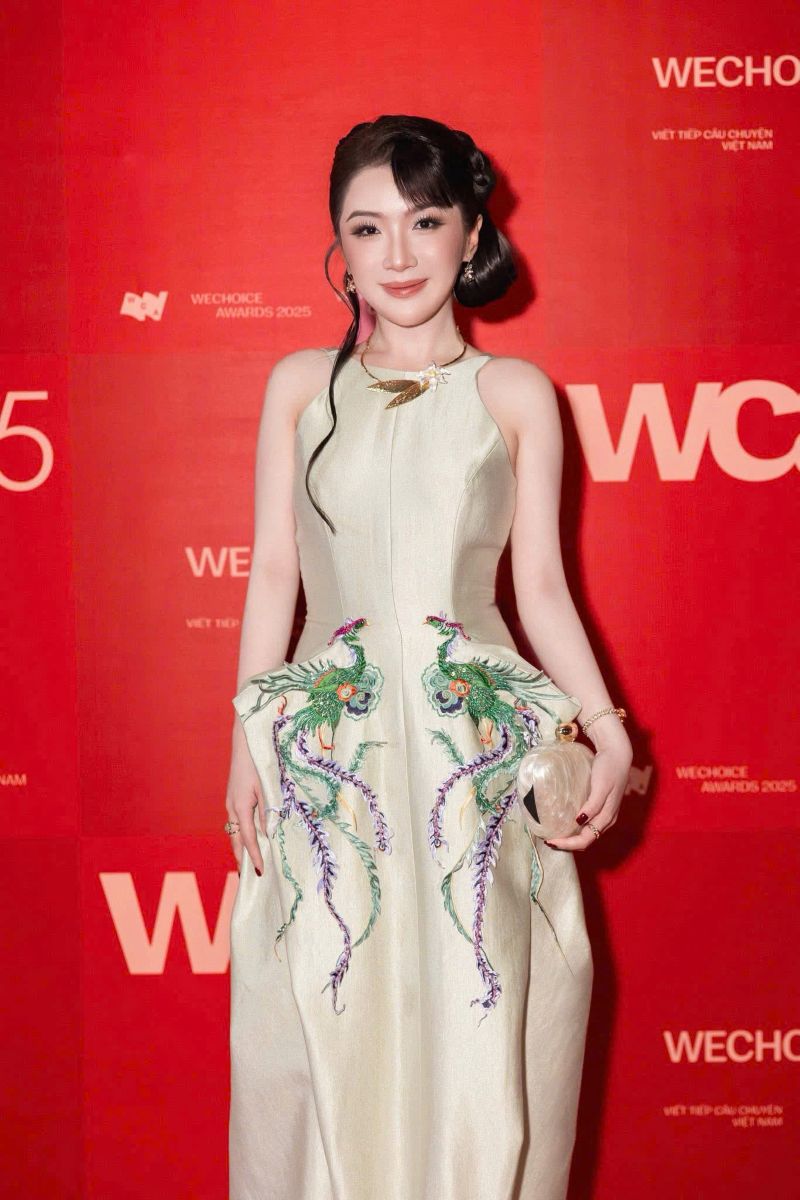 Phu nu hien dai CHRISTINE ho thuy hong phuc 05