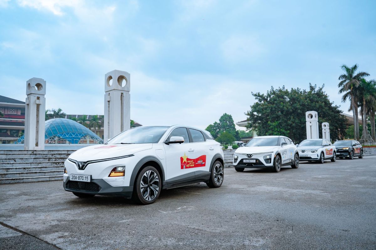 Phu nu hien dai VF Connect vinfast 02