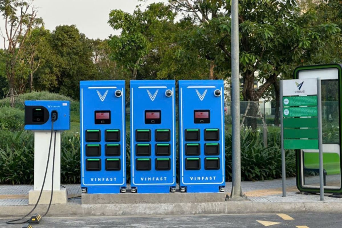 Phu nu hien dai VinFast Feliz II 02