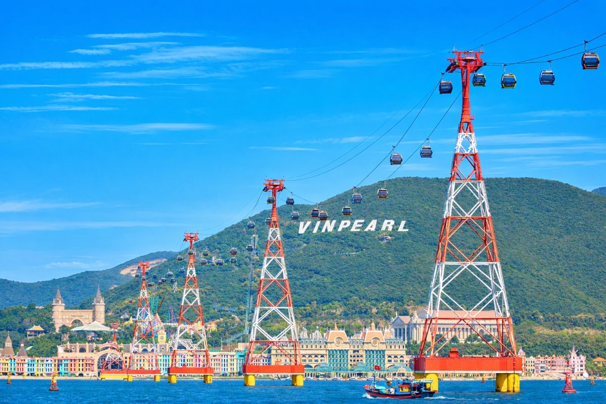 Phu nu hien dai cap treo Vinpearl Nha Trang 02