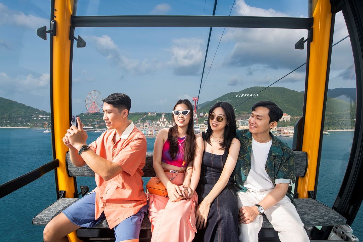 Phu nu hien dai cap treo Vinpearl Nha Trang 03