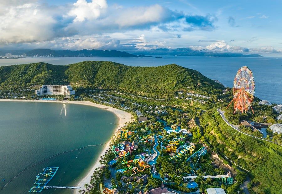 Phu nu hien dai cap treo Vinpearl Nha Trang 05