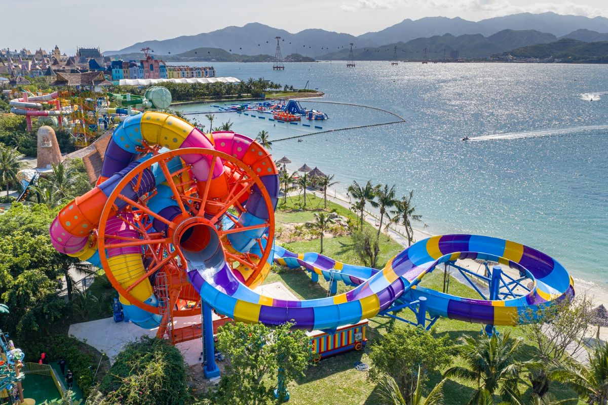 Phu nu hien dai cap treo Vinpearl Nha Trang 06