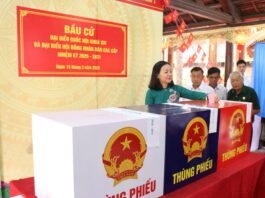 Hàng triệu cử tri TPHCM nô nức đi bầu cử sáng 15/3