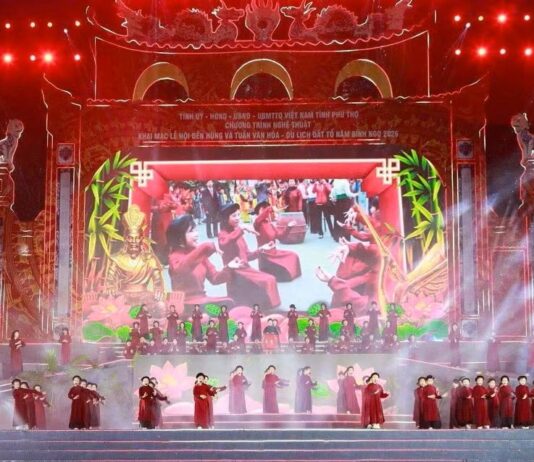 Lễ hội đường phố ‘Thanh âm nguồn cội’ lan tỏa sắc màu di sản Đất Tổ