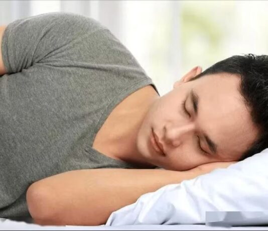 Nên nằm nghiêng hay ngửa khi ngủ?