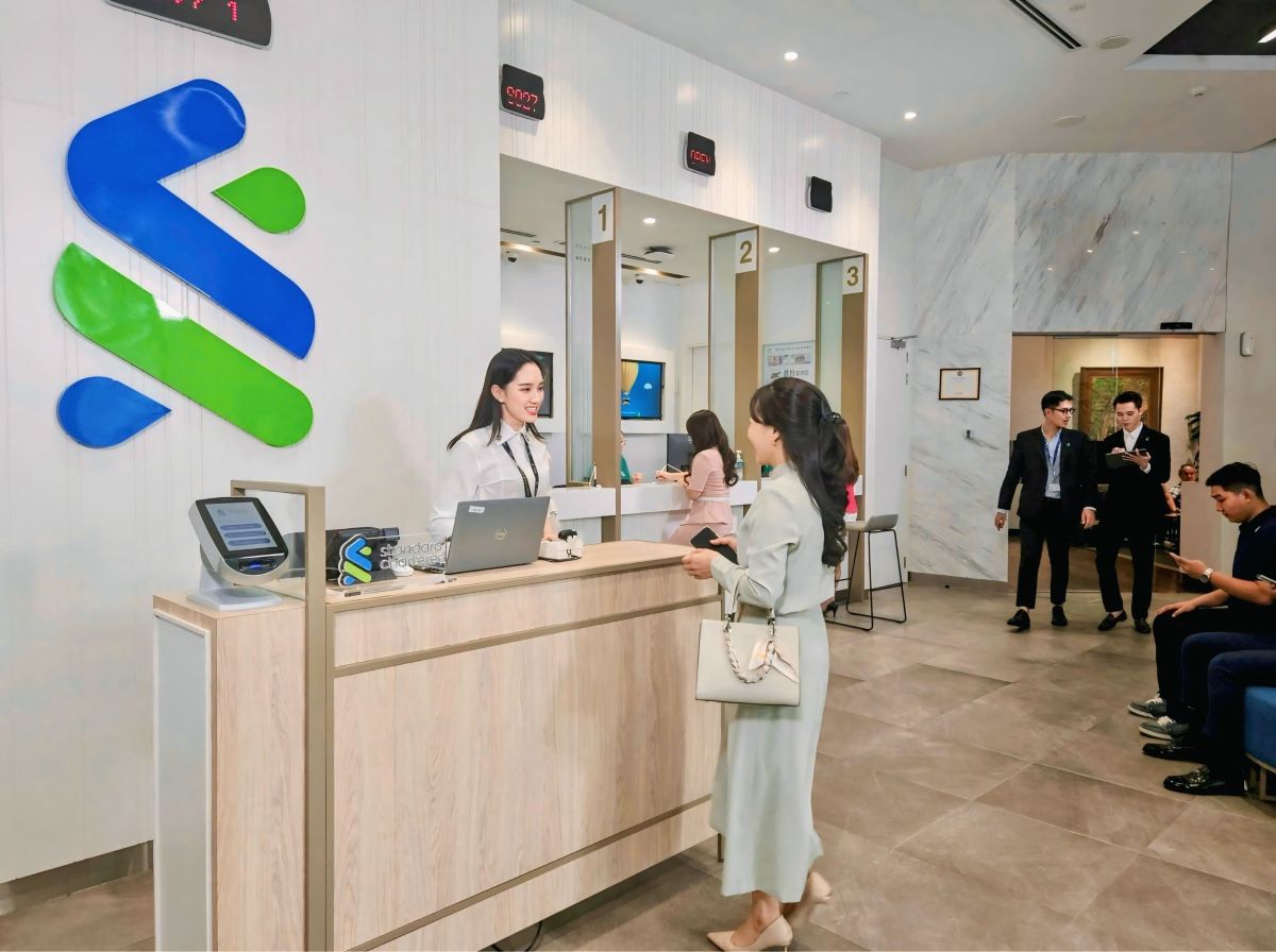 Standard Chartered được vinh danh Ngân hàng Bán lẻ Tốt nhất Việt Nam 2026 1 Phu nu hien dai Standard Chartered 02