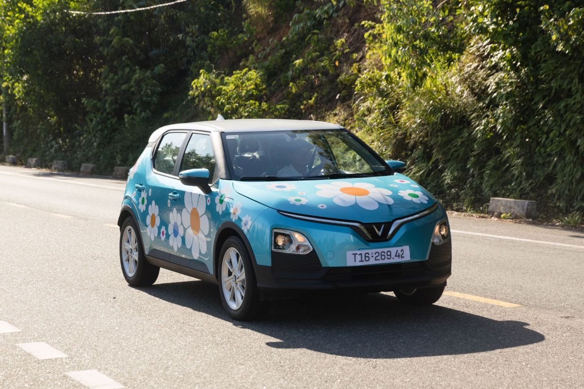 Phu nu hien dai VinFast VF 5 02