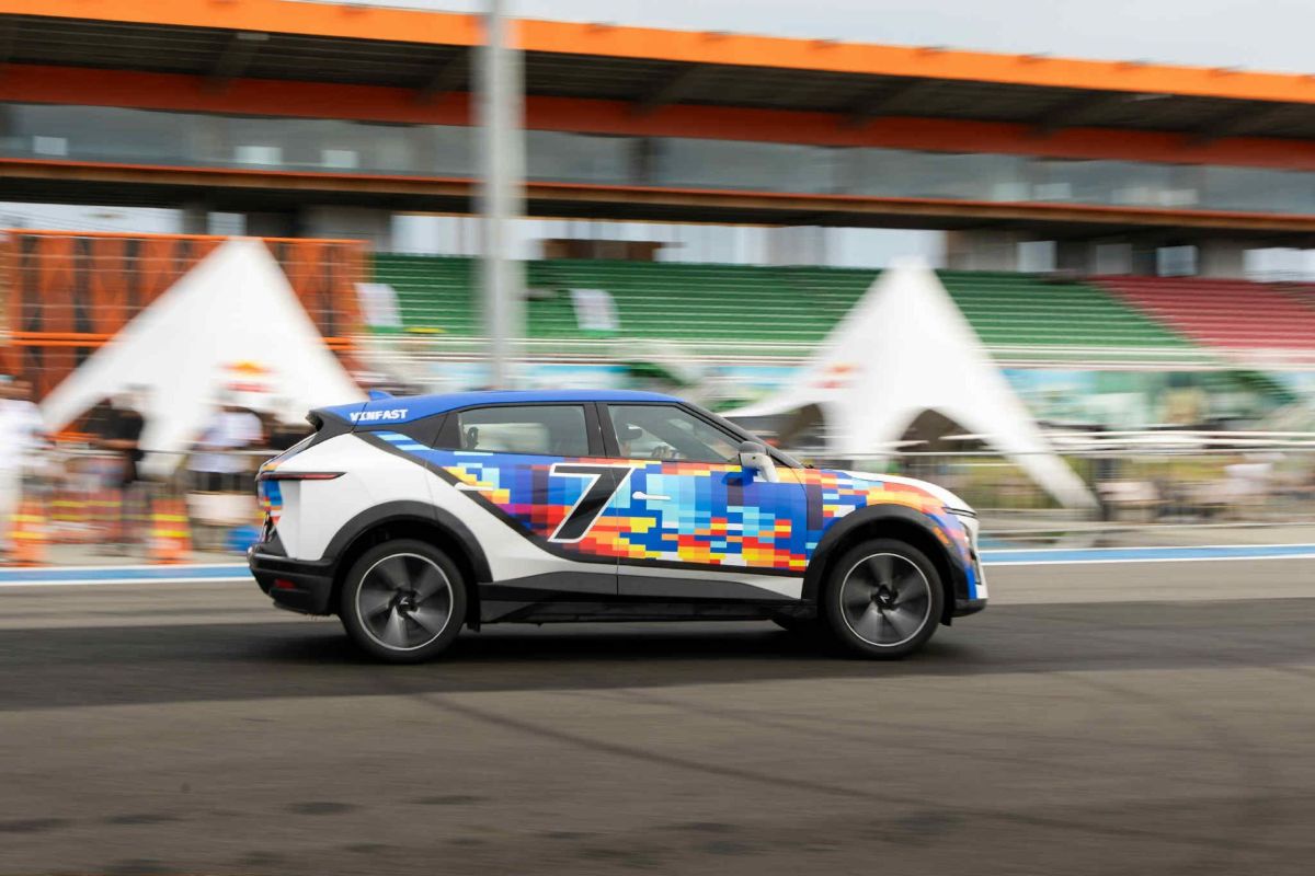 Lý giải cú bứt tốc ngoạn mục của VinFast VF 7 trong phân khúc C-SUV 1 Phu nu hien dai VinFast VF 7 01 1