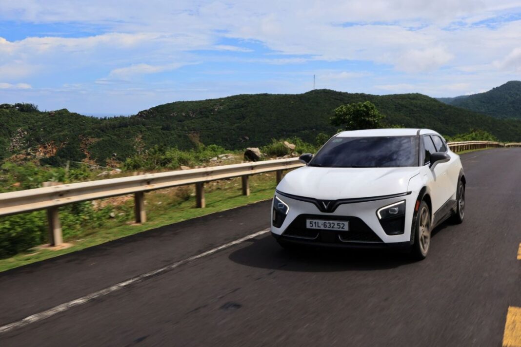 Phu_nu_hien_dai_VinFast_VF_7_01