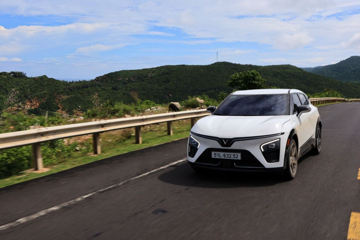 VinFast VF 7 khiến người dùng quyết gắn bó lâu dài: Cầm lái một lần là “dính”, chi phí nhẹ đi rõ rệt 1 Phu nu hien dai VinFast VF 7 01