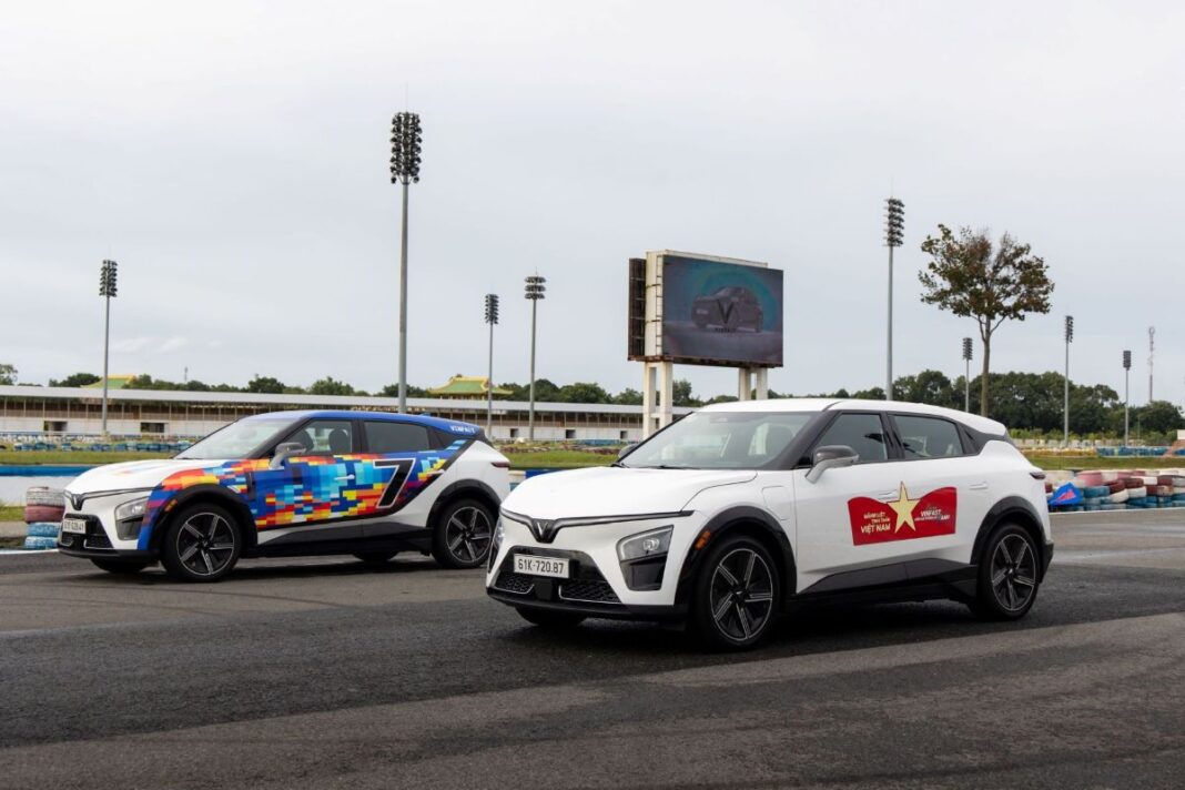 Phu_nu_hien_dai_VinFast_VF_7_02