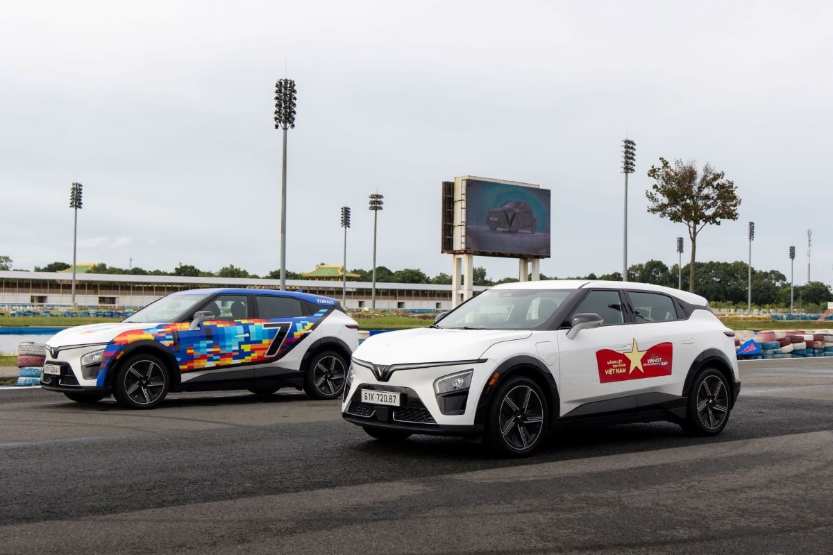 Lý giải cú bứt tốc ngoạn mục của VinFast VF 7 trong phân khúc C-SUV 2 Phu nu hien dai VinFast VF 7 02 1