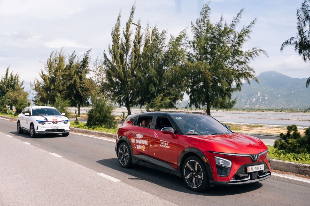 VinFast VF 7 khiến người dùng quyết gắn bó lâu dài: Cầm lái một lần là “dính”, chi phí nhẹ đi rõ rệt 2 Phu nu hien dai VinFast VF 7 02