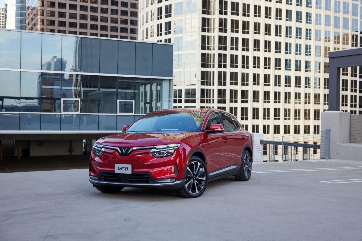 Phu nu hien dai VinFast VF 8 01