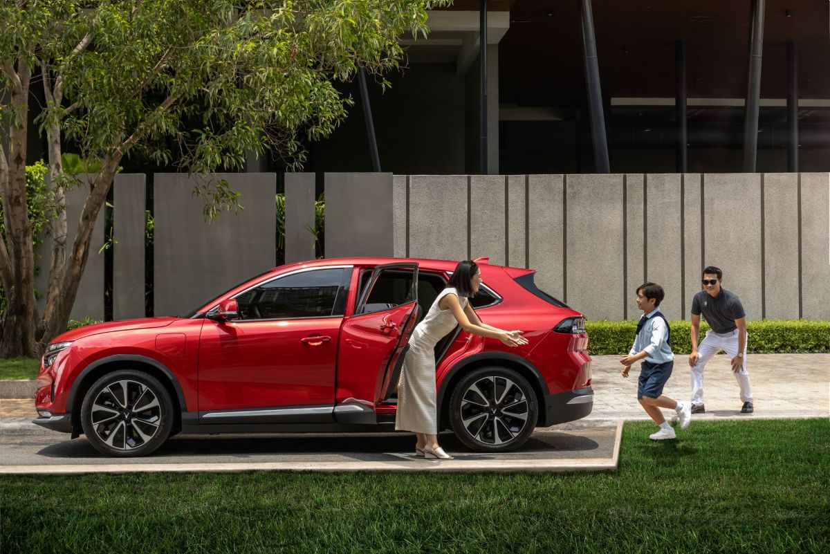 Phu nu hien dai VinFast VF 8 02