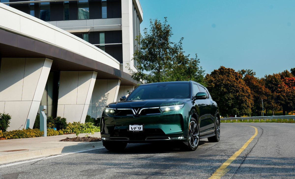 Phu nu hien dai VinFast VF 9 01