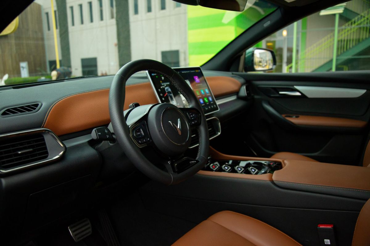 Phu nu hien dai VinFast VF 9 02