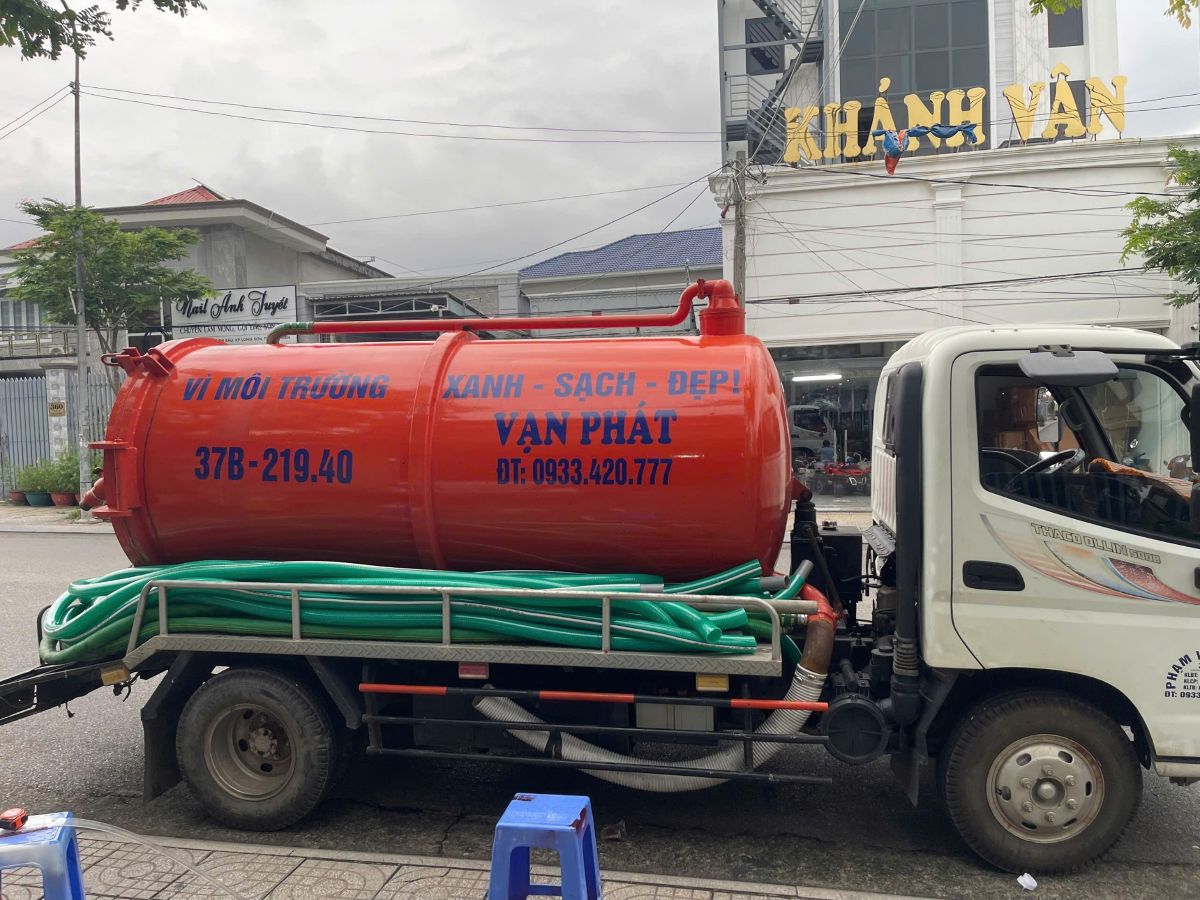 Dịch vụ hút hầm cầu Vũng Tàu – Vạn Phát khẳng định uy tín bằng chất lượng và sự chuyên nghiệp 1 Phu nu hien dai rut ham cau van phat 01