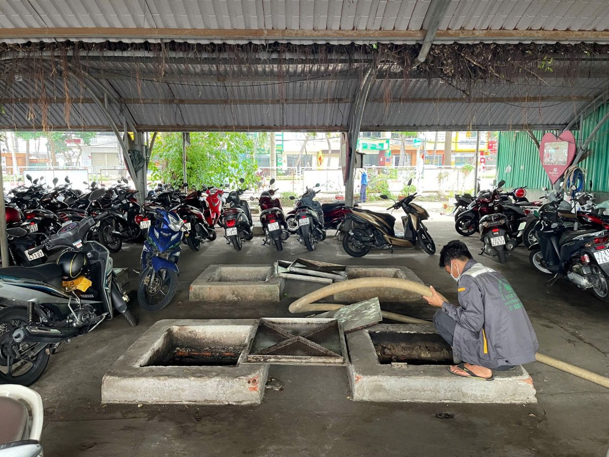 Dịch vụ hút hầm cầu Vũng Tàu – Vạn Phát khẳng định uy tín bằng chất lượng và sự chuyên nghiệp 4 Phu nu hien dai rut ham cau van phat 04