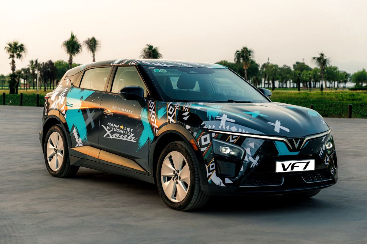 Phu nu hien dai vinfast vf 7 01 2