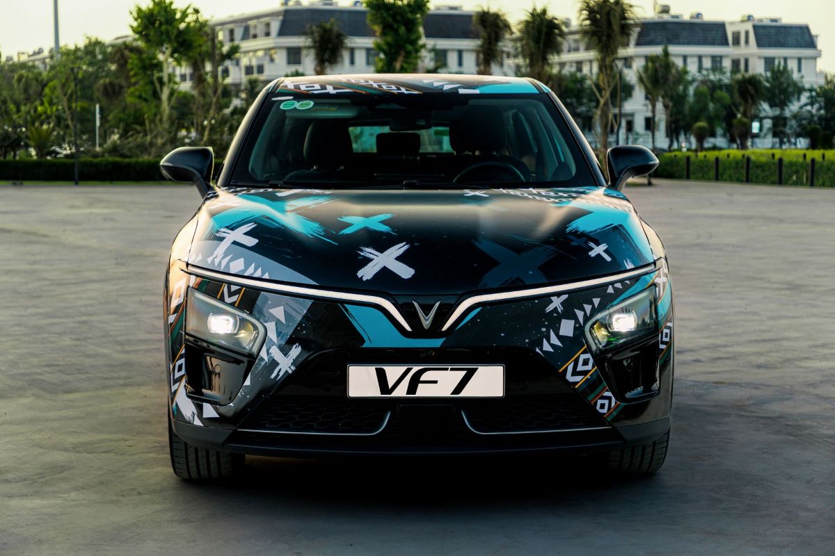 Phu nu hien dai vinfast vf 7 02 2