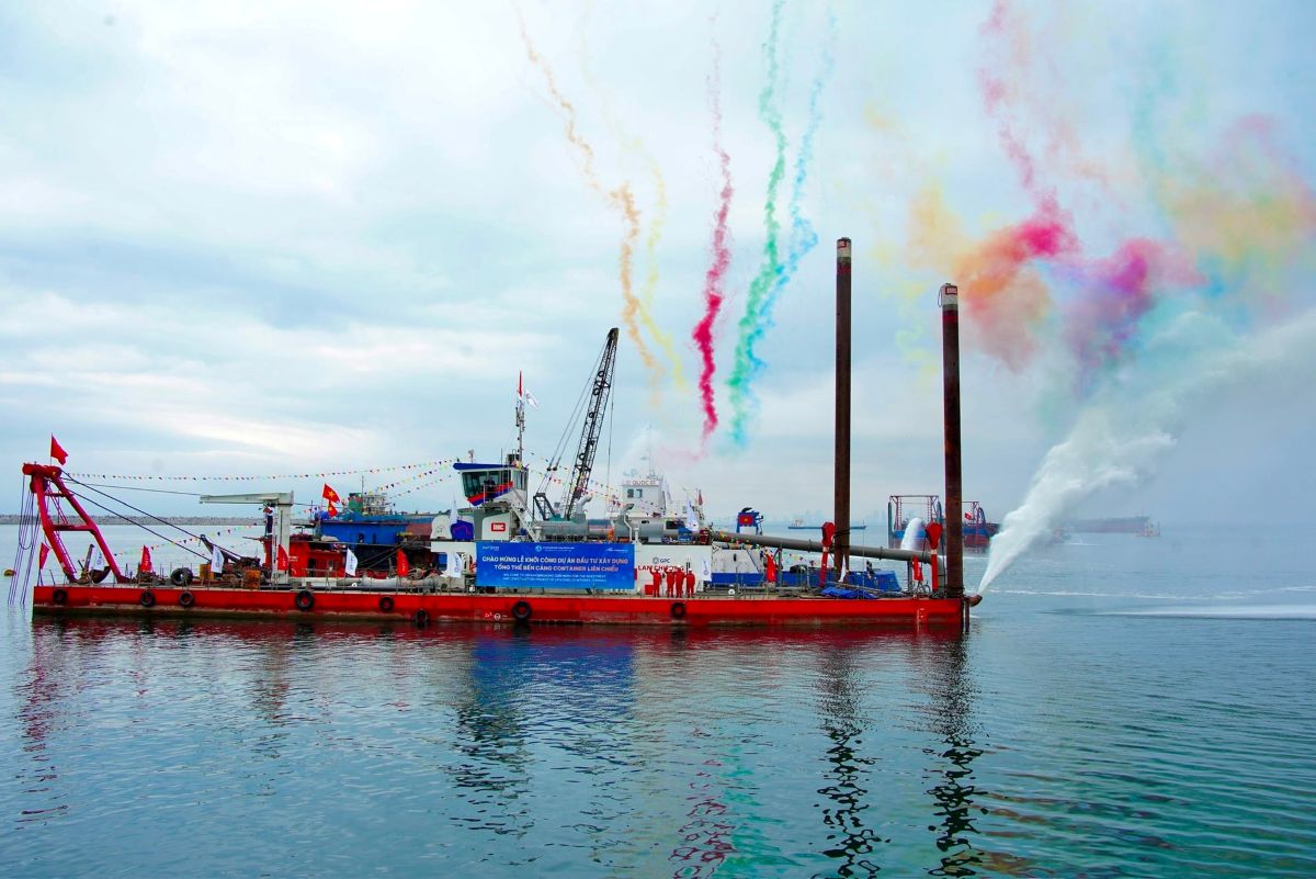 Phu nu hien dai vinhomes hai van bay 01 2