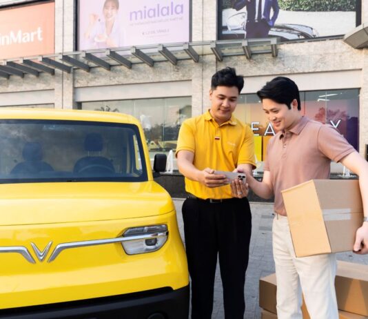 Tài xế giao hàng nói về VinFast EC Van: Không mất chi phí sau mỗi cuốc chạy, chị em cũng lái dễ dàng
