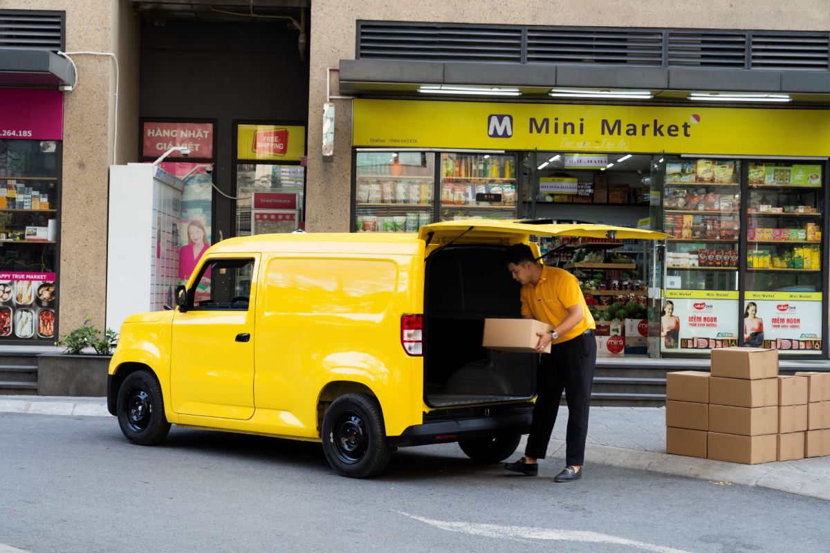 Tài xế giao hàng nói về VinFast EC Van: Không mất chi phí sau mỗi cuốc chạy, chị em cũng lái dễ dàng 2 Phu nu hien dai VinFast EC Van 02