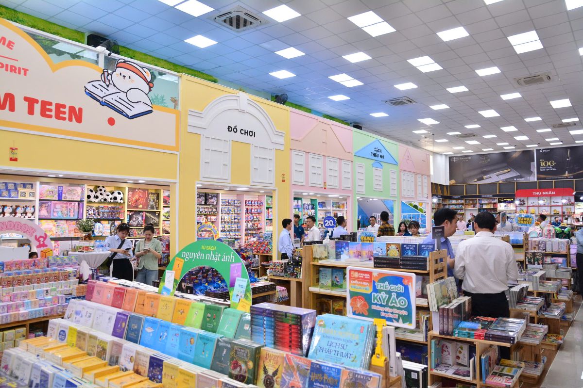 Tưng bừng khai trương Nhà sách FABICO Lái Thiêu 2 Phu nu hien dai fabeco lai thieu 04