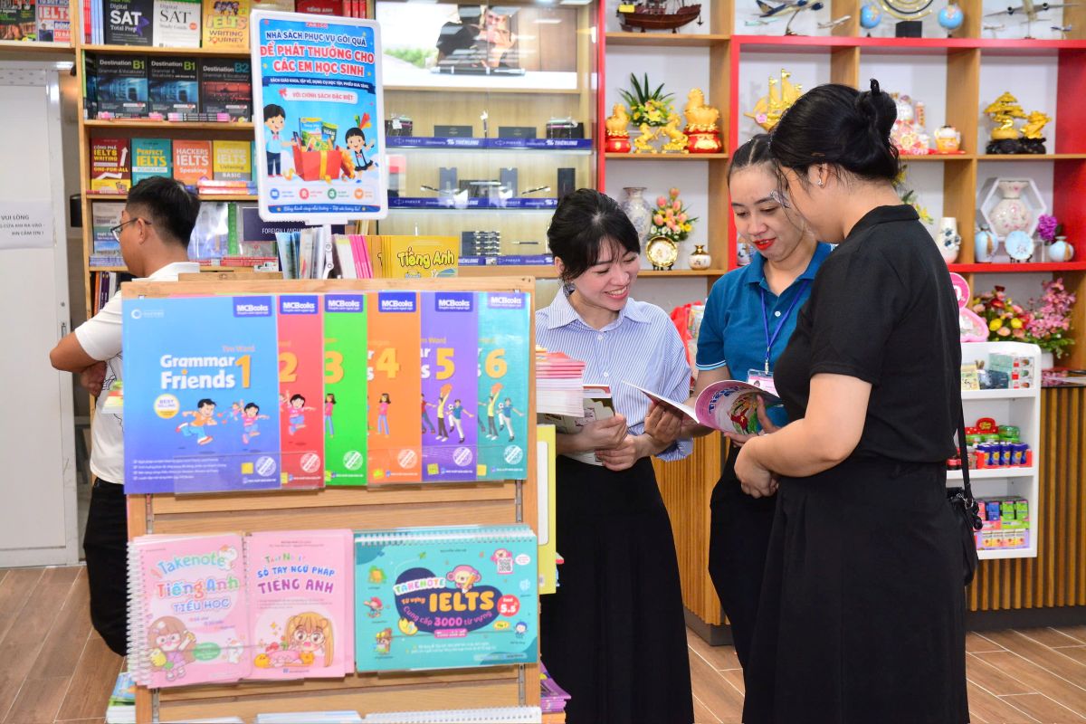 Tưng bừng khai trương Nhà sách FABICO Lái Thiêu 3 Phu nu hien dai fabeco lai thieu 06