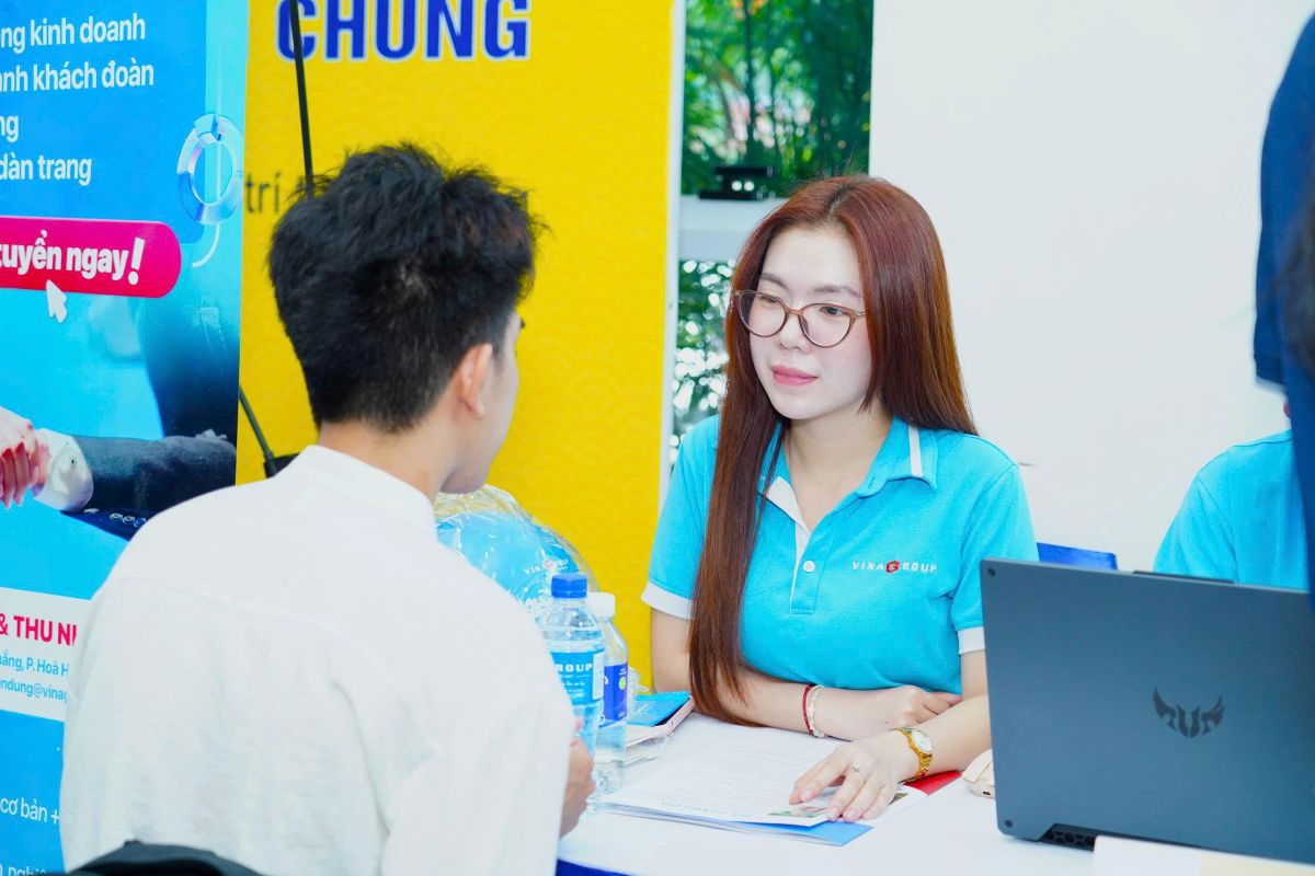 Phu nu hien dai hutech JOB FAIR 2026 03