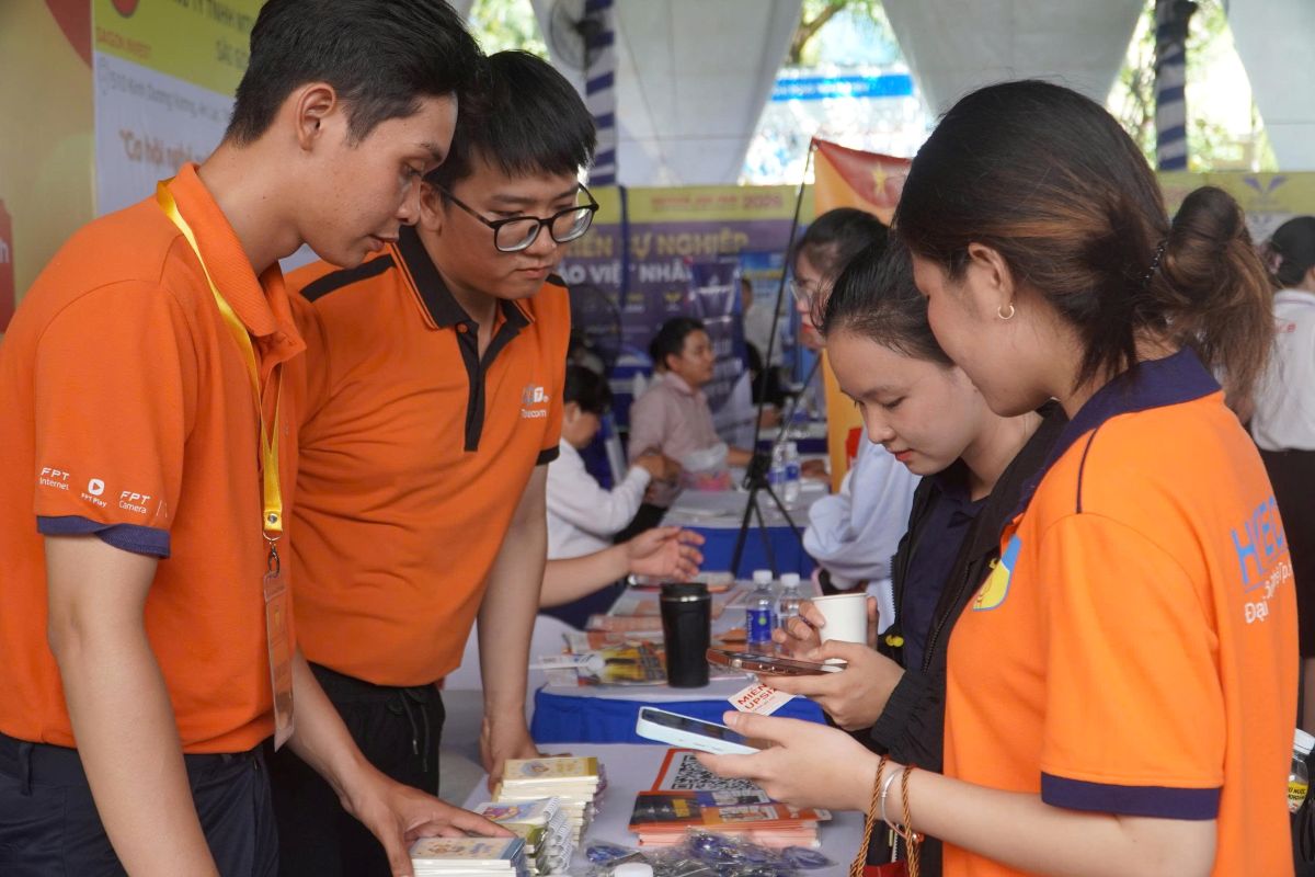 Phu nu hien dai hutech JOB FAIR 2026 05