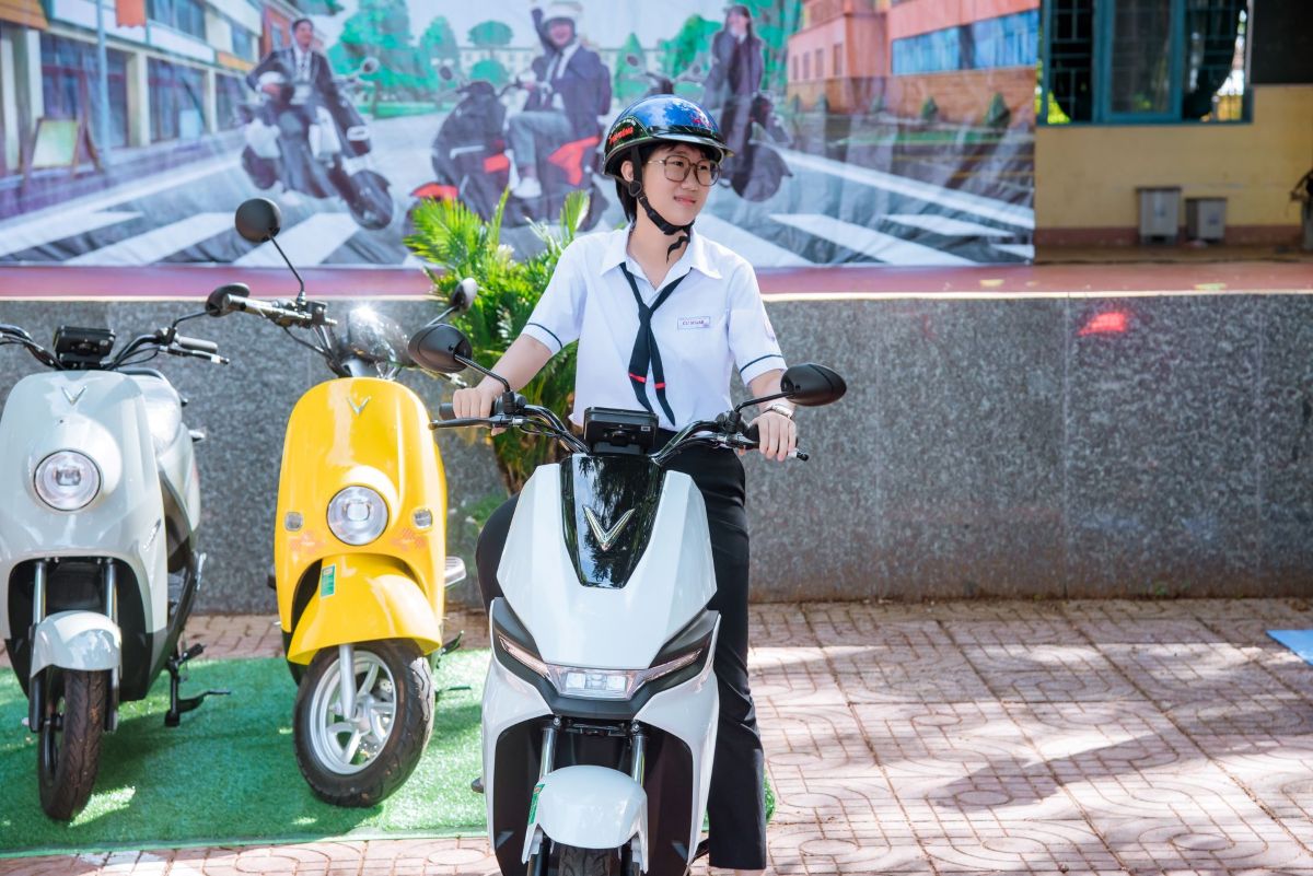 Bộ đôi VinFast ZGoo - Flazz: Chuẩn xe đầu đời cho con, đa phong cách, vận hành tiết kiệm 1 phu nu hien dai VinFast ZGoo Flazz 01