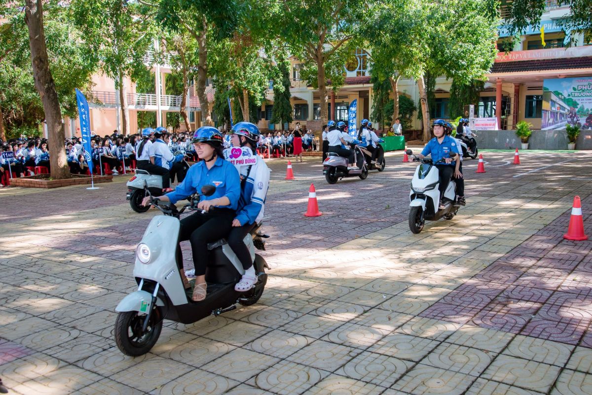 Bộ đôi VinFast ZGoo - Flazz: Chuẩn xe đầu đời cho con, đa phong cách, vận hành tiết kiệm 3 phu nu hien dai VinFast ZGoo Flazz 03