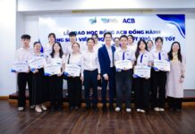 ACB trao 100 suất học bổng cho học sinh, sinh viên có hoàn cảnh khó khăn tại Đại học Quốc gia TPHCM