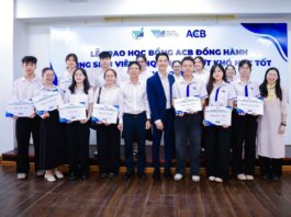 ACB trao 100 suất học bổng cho học sinh, sinh viên có hoàn cảnh khó khăn tại Đại học Quốc gia TPHCM