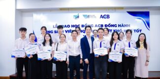 ACB trao 100 suất học bổng cho học sinh, sinh viên có hoàn cảnh khó khăn tại Đại học Quốc gia TPHCM