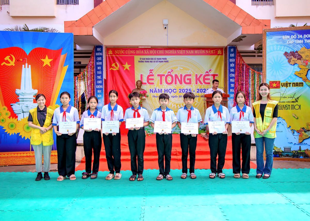CapitaLand Development trao tặng dụng cụ học tập cho hơn 2.000 học sinh tại năm điểm trường khắp Việt Nam, trong khuôn khổ Chương trình Trường học CapitaLand Hy vọng 3 Phu nu hien dai CapitaLand Development 03