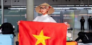 Lá cờ đỏ sao vàng và tà áo dài trắng theo Vân Phạm đến đấu trường nhan sắc quốc tế