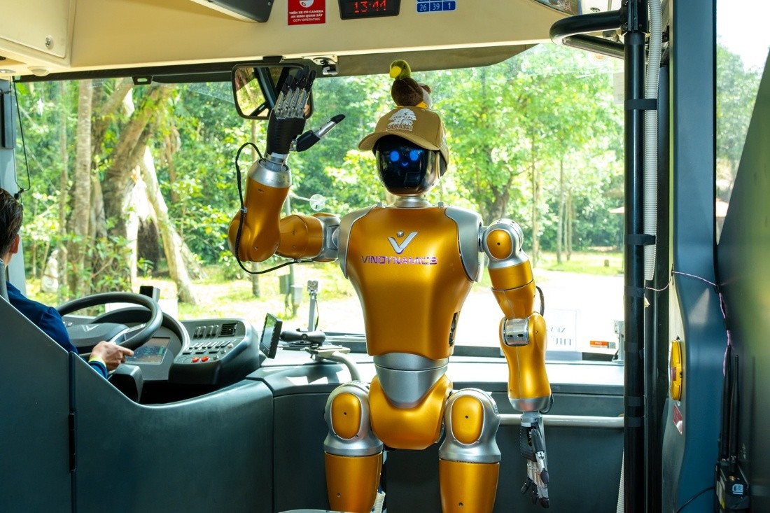 Từ “hướng dẫn viên” robot đến dùng bữa cùng… cá mập: Chuỗi trải nghiệm độc lạ đang khiến du khách đổ về Bắc đảo Phú Quốc 2 Phu nu hien dai du lich phu quoc 02