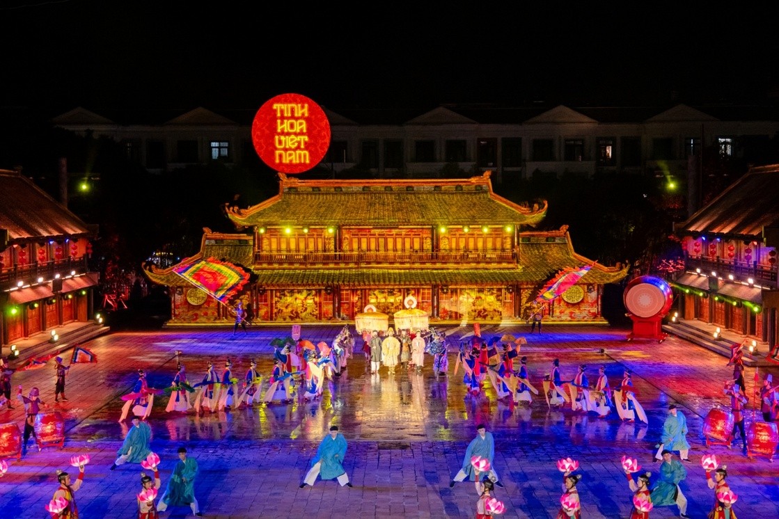 Từ “hướng dẫn viên” robot đến dùng bữa cùng… cá mập: Chuỗi trải nghiệm độc lạ đang khiến du khách đổ về Bắc đảo Phú Quốc 7 Phu nu hien dai du lich phu quoc 07