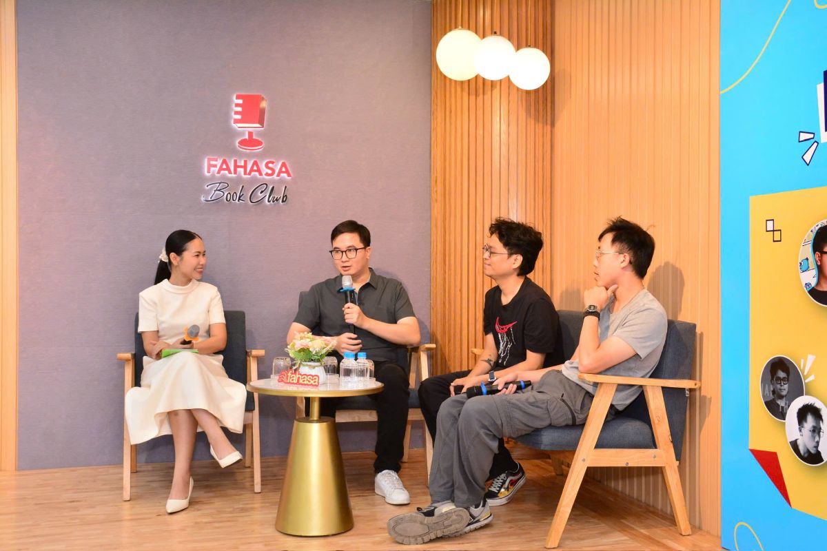 FAHASA TỔ CHỨC CHƯƠNG TRÌNH GIAO LƯU VÀ KÝ TẶNG CÙNG 3 TÁC GIẢ TRUYỆN TRANH VIỆT NAM ĐÌNH ĐÁM “TRUYỆN TRANH - BÍ MẬT ĐẰNG SAU NHỮNG NÉT VẼ” 2 Phu nu hien dai fahasa Giao luu tac gia truyen tranh 03