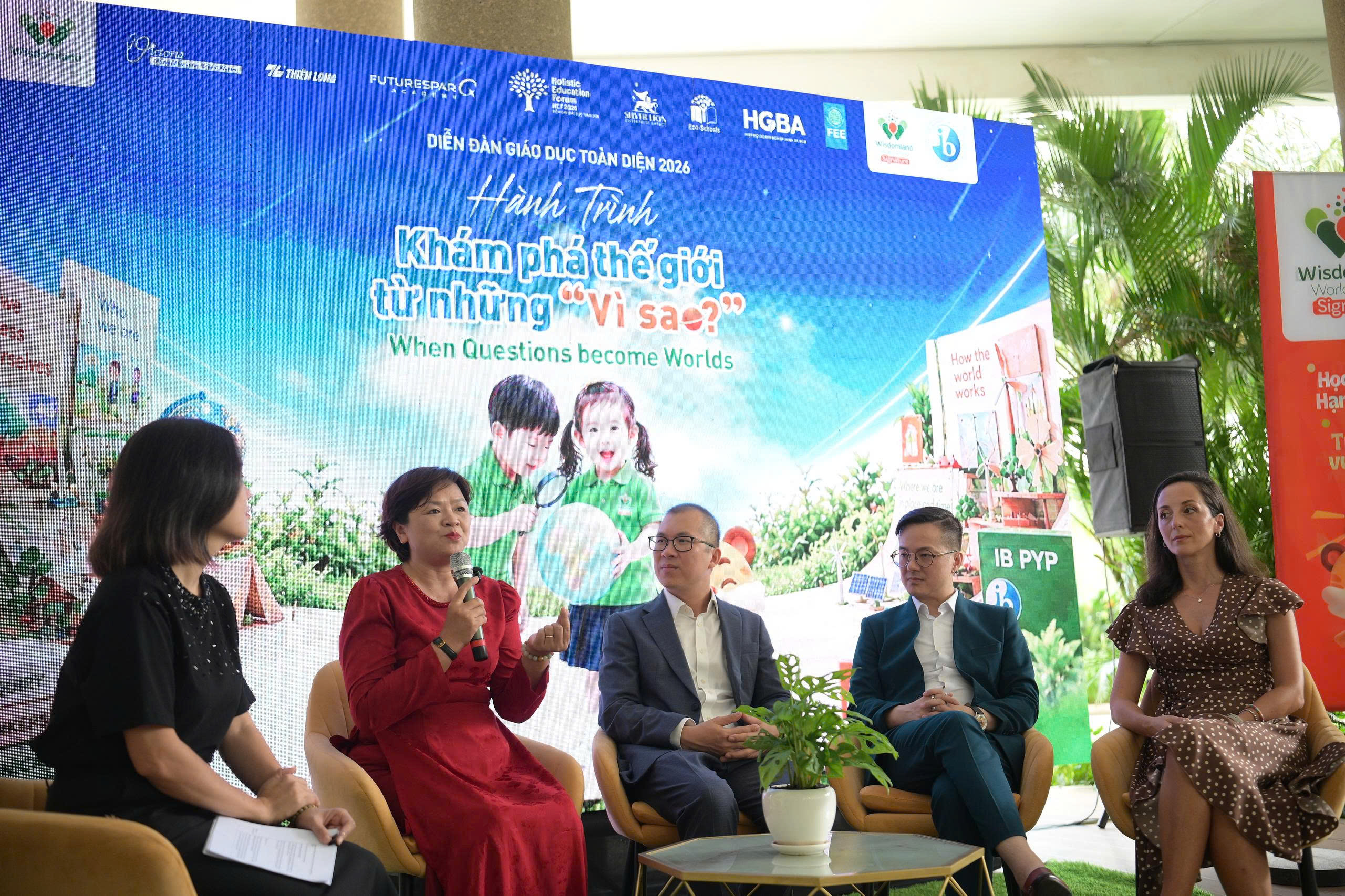 Khám phá thế giới từ những Vì sao? 2 Phu Nu Hien Dai Wisdomland World School 2