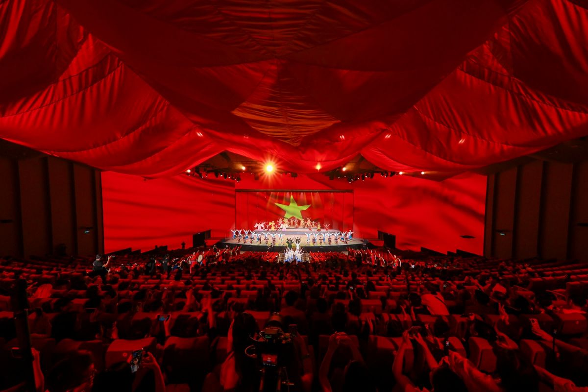 VINGROUP TẶNG 50% GIÁ VÉ SHOW “ĐẤT NƯỚC THIÊN HÙNG CA” - TRI ÂN NGƯỜI CÓ CÔNG, NGƯỜI CAO TUỔI VÀ HỌC SINH, SINH VIÊN 2 Phu nu hien dai VINGROUP dat nuoc thien hung ca 02 1
