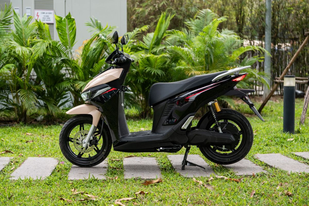 Phu nu hien dai VinFast Viper 01