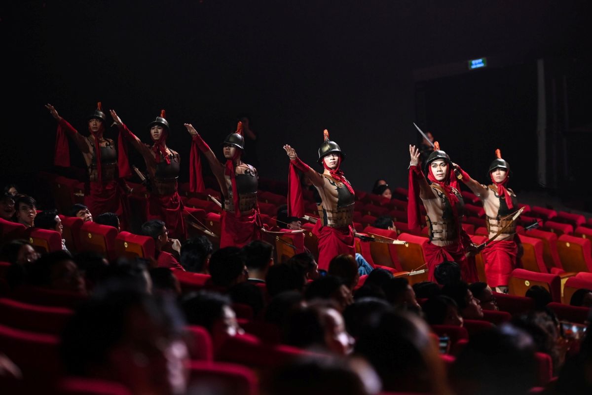 Phu nu hien dai Vinpearl Theatre Ocean City 04