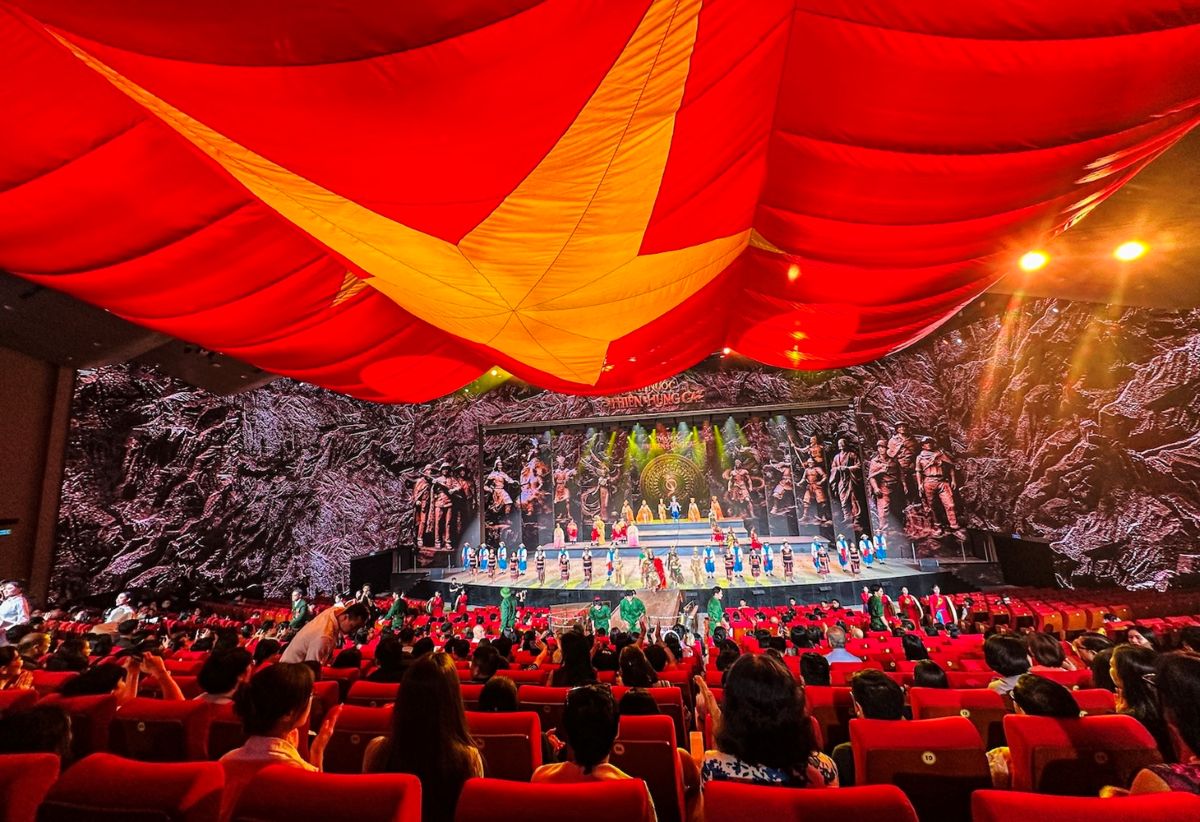 Phu nu hien dai Vinpearl Theatre Ocean City 08