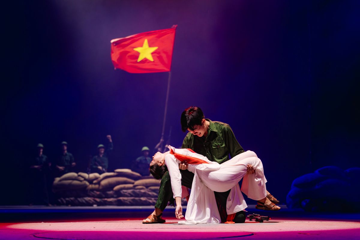 Công diễn “Đất Nước Thiên Hùng Ca”: 75 phút khiến khán giả đi từ choáng ngợp đến vỡ òa 4 Phu nu hien dai dat nuoc thien hung ca 10